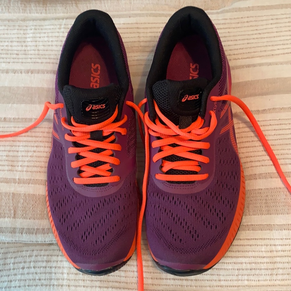 Women’s ASICS. Size 7.5 hardly worn